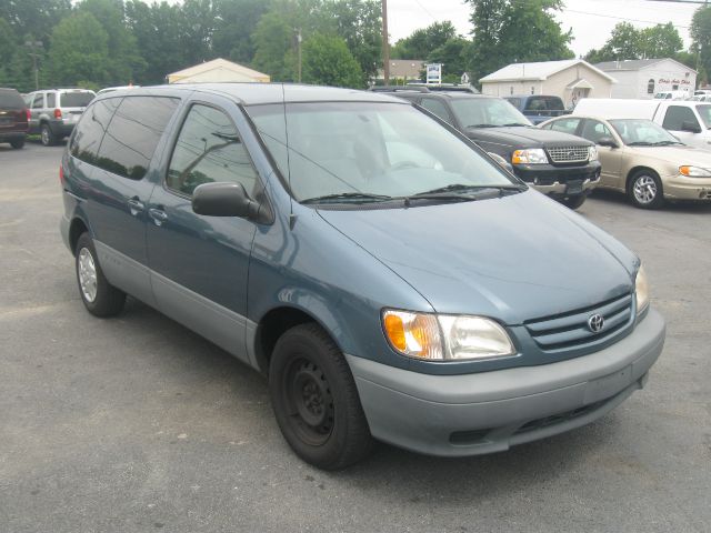 Toyota Sienna 2001 photo 2