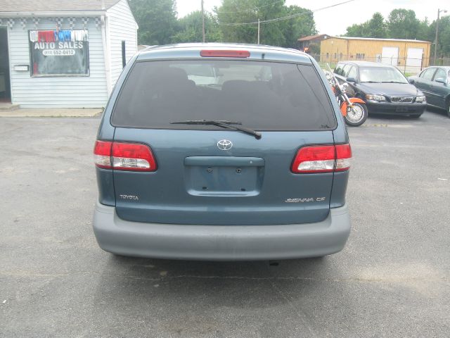 Toyota Sienna 2001 photo 4