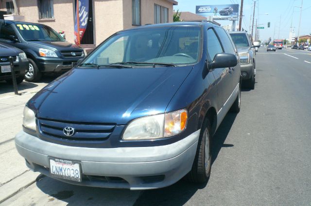Toyota Sienna 2001 photo 2