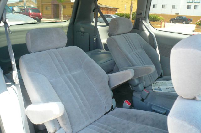 Toyota Sienna 2001 photo 4