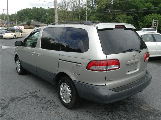 Toyota Sienna 2001 photo 1