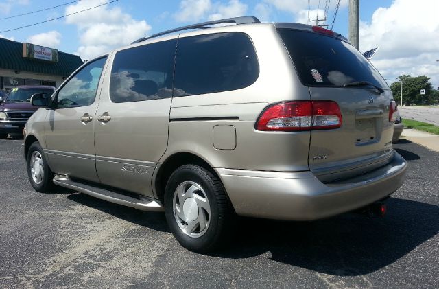 Toyota Sienna 2001 photo 2
