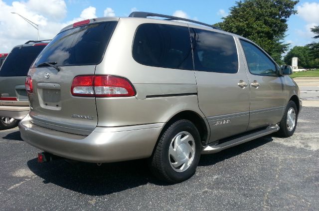 Toyota Sienna 2001 photo 3