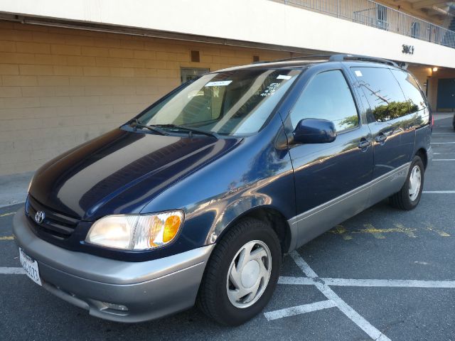 Toyota Sienna 2001 photo 2
