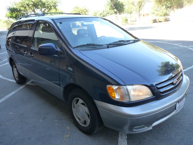 Toyota Sienna 2001 photo 3