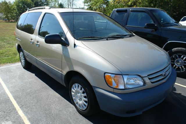 Toyota Sienna 2001 photo 1