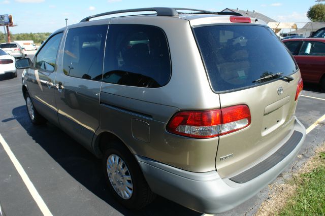 Toyota Sienna 2001 photo 3