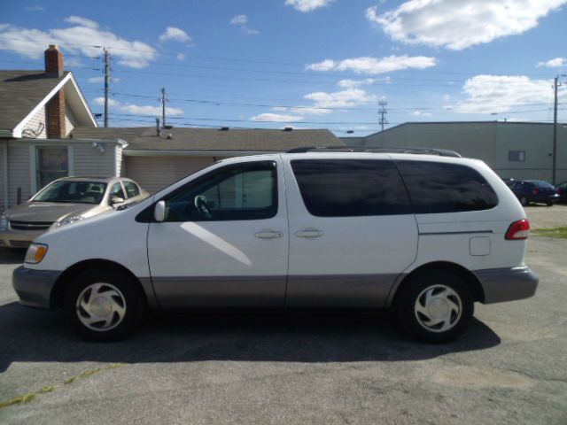 Toyota Sienna 2001 photo 1