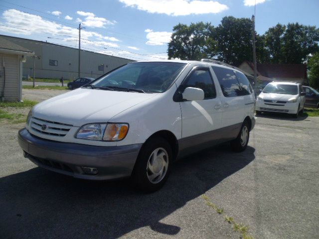 Toyota Sienna 2001 photo 2