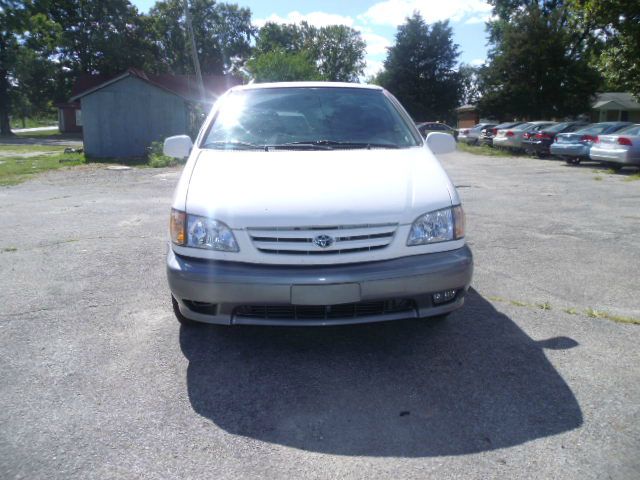 Toyota Sienna 2001 photo 3