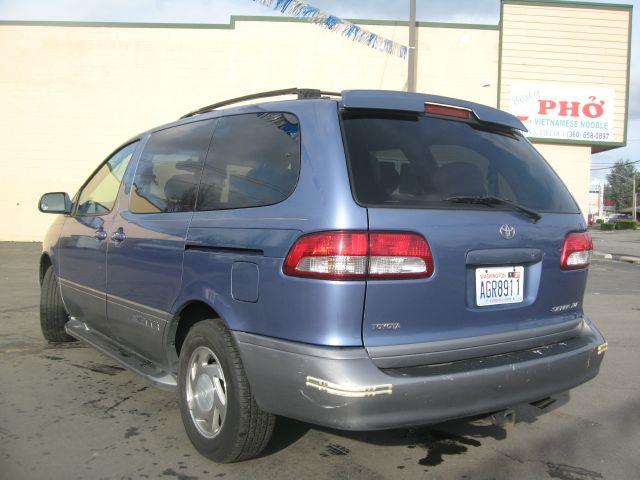 Toyota Sienna 2001 photo 2