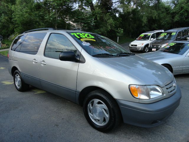 Toyota Sienna 2001 photo 1