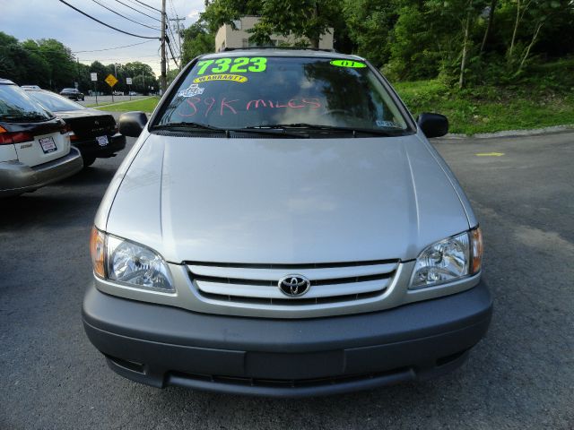 Toyota Sienna 2001 photo 2