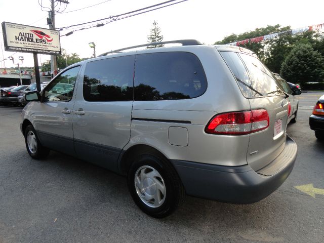 Toyota Sienna 2001 photo 3