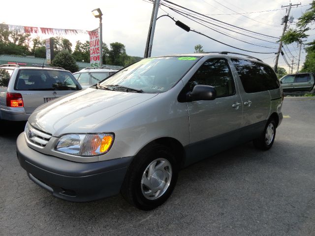 Toyota Sienna 2001 photo 4