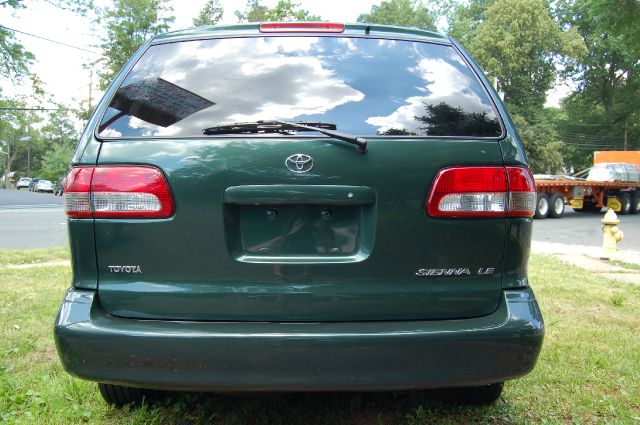 Toyota Sienna 2001 photo 3
