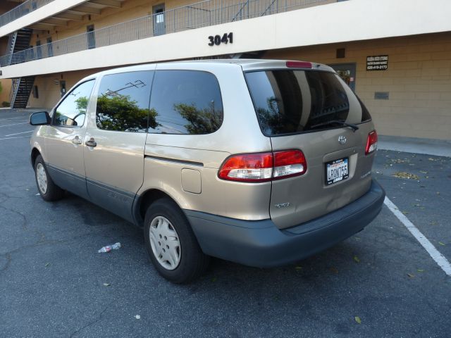 Toyota Sienna 2001 photo 2
