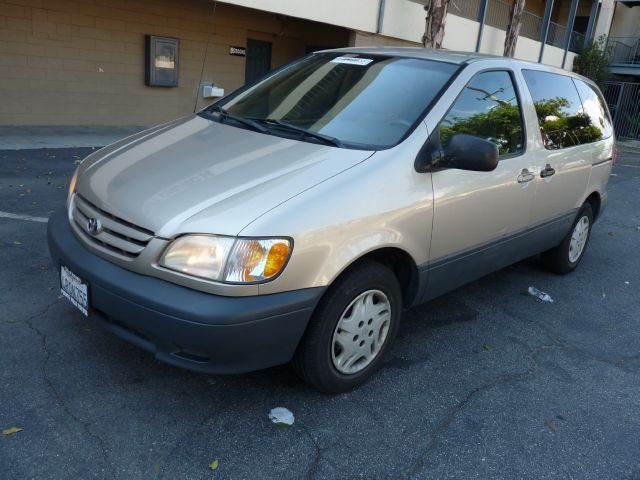 Toyota Sienna 2001 photo 4