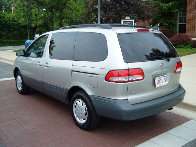Toyota Sienna 2001 photo 2