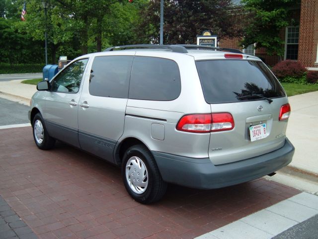 Toyota Sienna 2001 photo 4