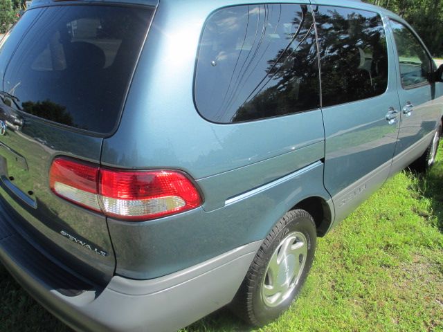 Toyota Sienna 2001 photo 2