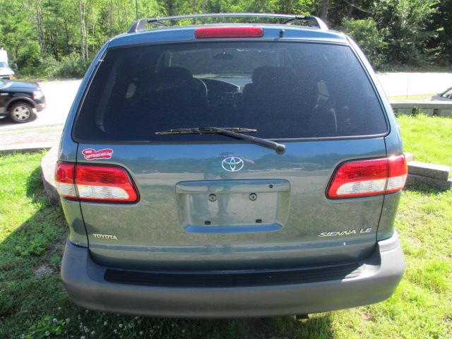 Toyota Sienna 2001 photo 3