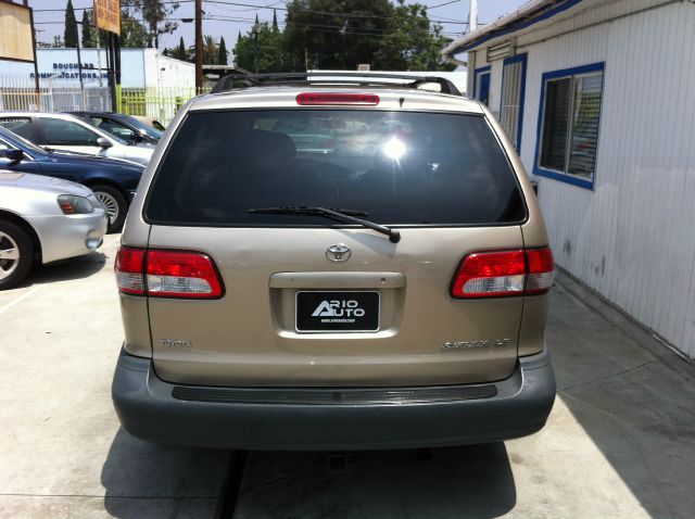 Toyota Sienna 2002 photo 1