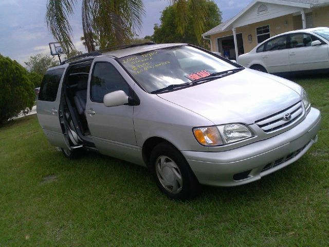 Toyota Sienna 2002 photo 1