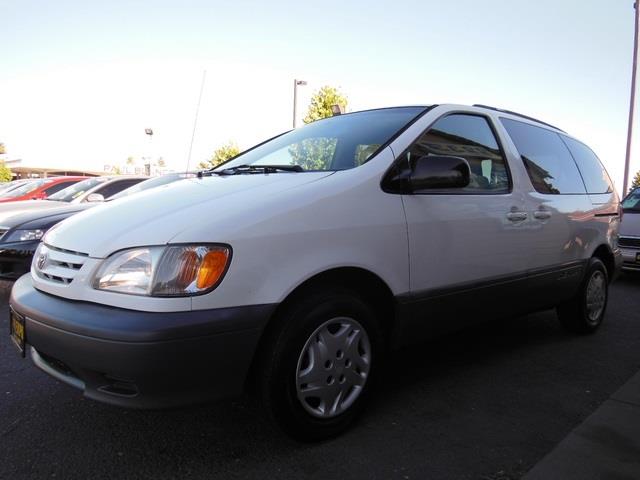 Toyota Sienna 2002 photo 2