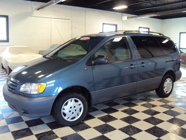 Toyota Sienna 2002 photo 2