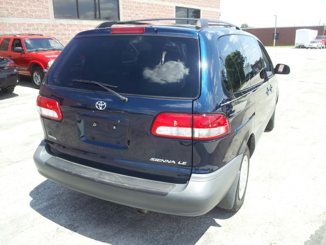 Toyota Sienna 2002 photo 1