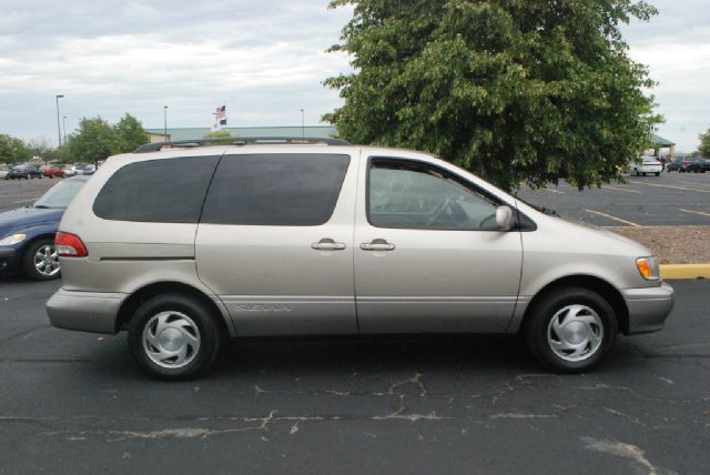 Toyota Sienna 2002 photo 2