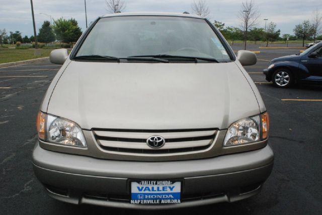 Toyota Sienna 2002 photo 2