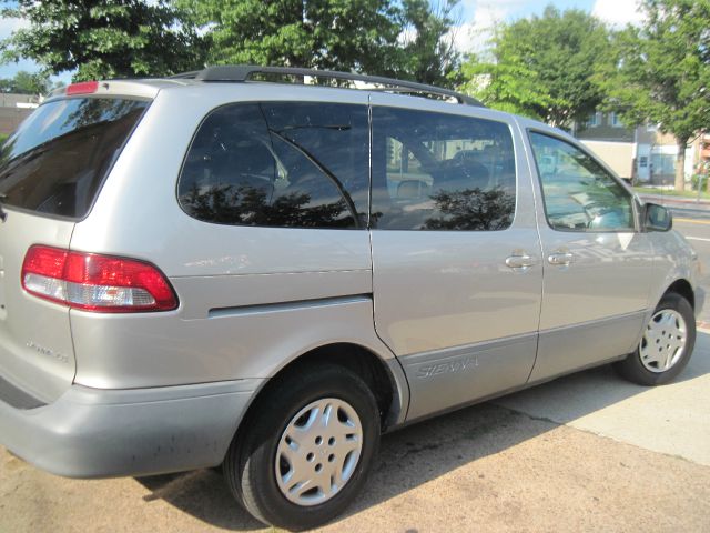 Toyota Sienna 2002 photo 1
