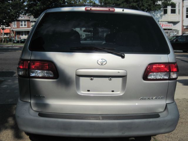Toyota Sienna 2002 photo 2