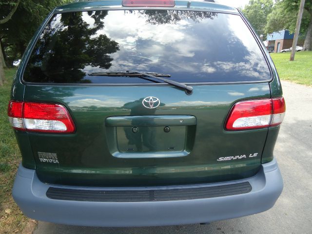 Toyota Sienna 2002 photo 1