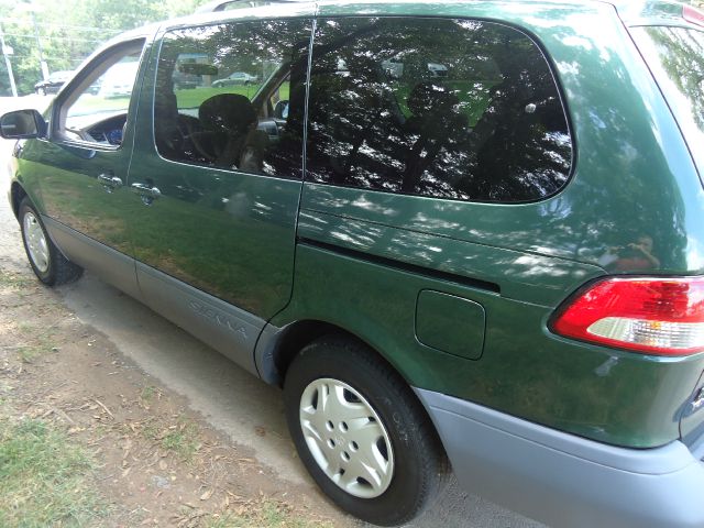 Toyota Sienna 2002 photo 2