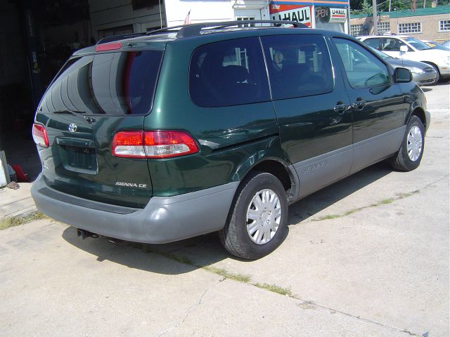 Toyota Sienna 2002 photo 1