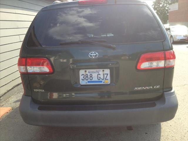Toyota Sienna 2002 photo 2