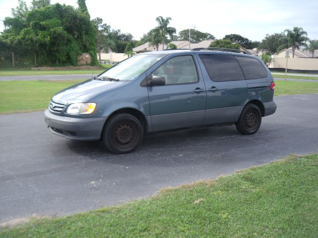 Toyota Sienna 2003 photo 1