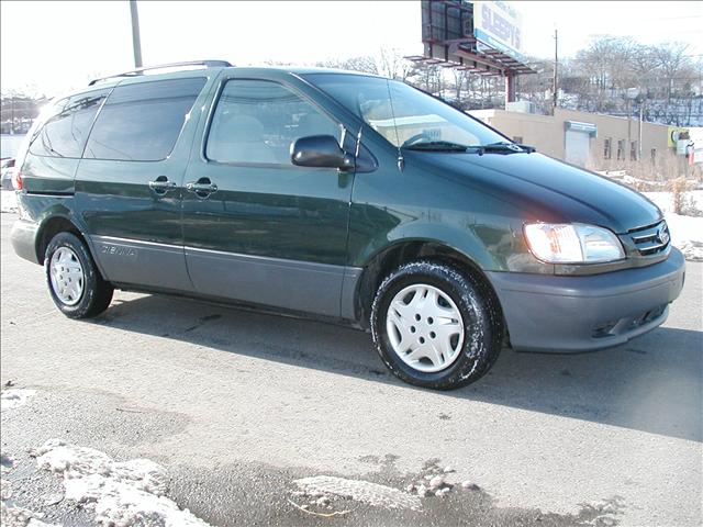 Toyota Sienna 2003 photo 2