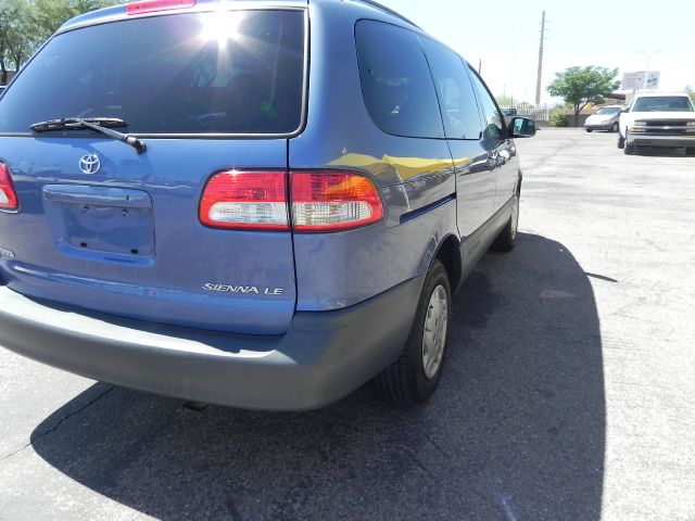 Toyota Sienna 2003 photo 1