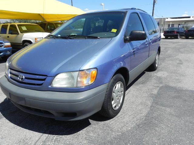 Toyota Sienna 2003 photo 2