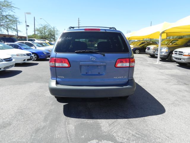 Toyota Sienna 2003 photo 3