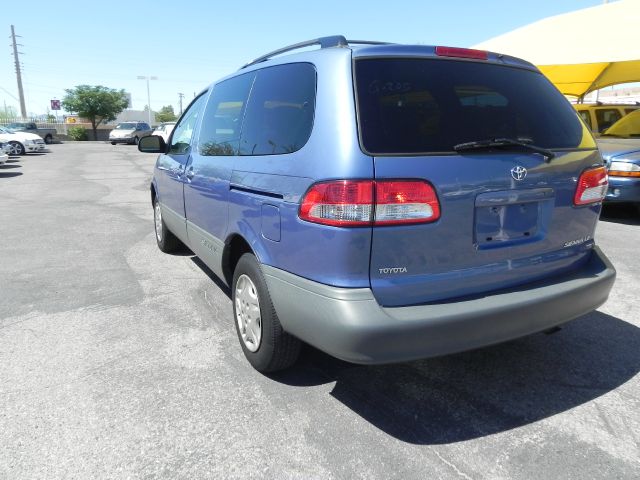 Toyota Sienna 2003 photo 4