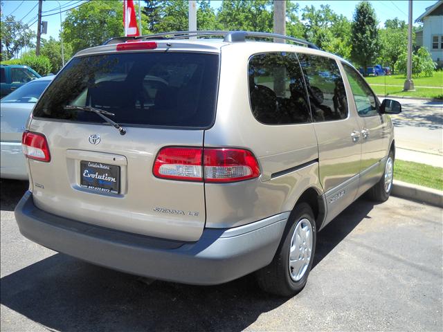 Toyota Sienna 2003 photo 2