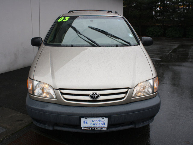 Toyota Sienna 2003 photo 1