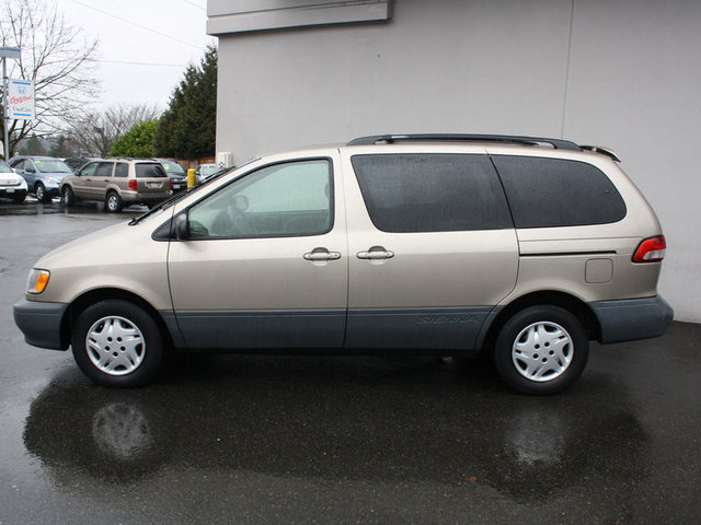 Toyota Sienna 2003 photo 2