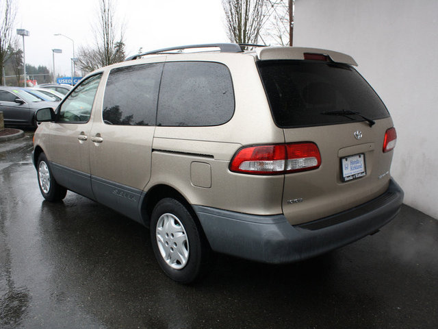 Toyota Sienna 2003 photo 3