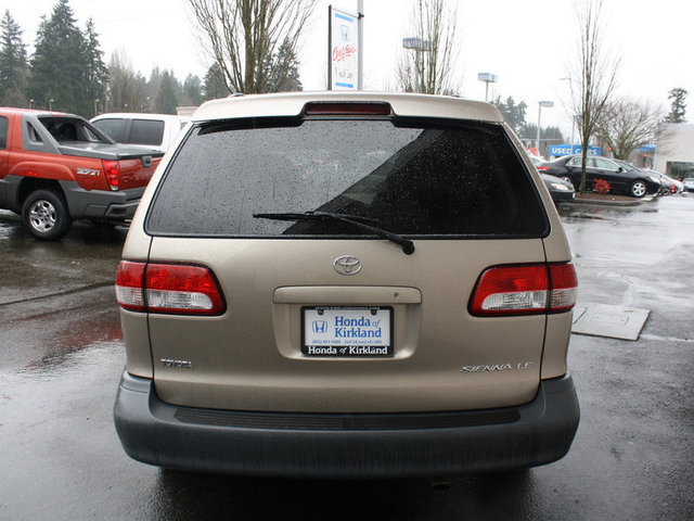 Toyota Sienna 2003 photo 4